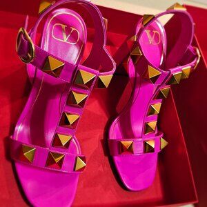 Valentino Roman Stud pink leather sandals Msrp 1110 Brand New